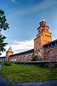 Novgorod - le mura del Cremlino (Detinets), la torre Kokuy, la pi alta di Novgorod. 